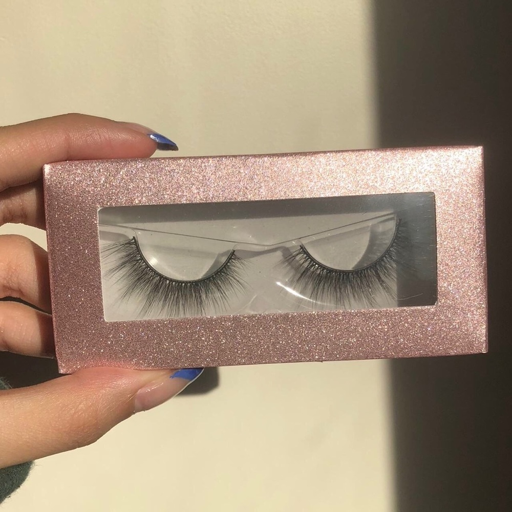 false eyelashes (kunzite)